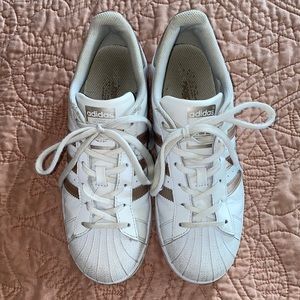 Adidas superstar tennis shoe